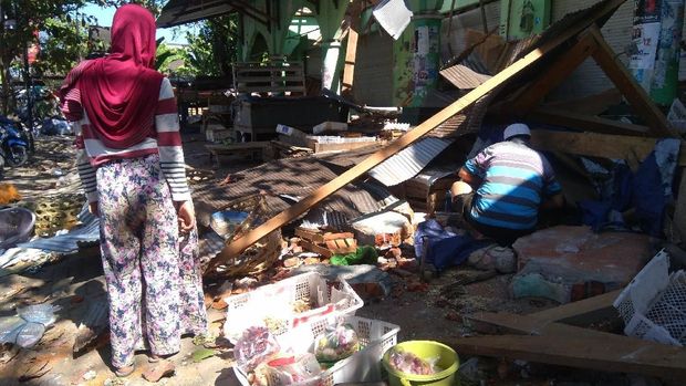 Pedagang belum berani berjualan di dalam kios mereka.