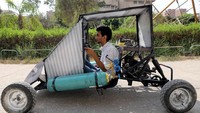 Sekelompok mahasiswa Mesir tengah merancang sebuah kendaraan yang mereka katakan sebagai sebuah kendaraan non-polusi dengan menggunakan udara sebagai tenaga penggeraknya. Mohamed Abd El Ghany/Reuters.