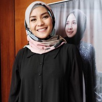 Enno Lerian menikah dengan Muhammad Nayaka Untara pad 2003, ketika usianya masih 19 tahun. Sayangnya pernikahan mereka hanya bertahan tiga tahun. Pada 2006, keduanya bercerai dan Enno menjadi janda saat masih usia 22 tahun. Ia menikah lagi dengan pengusaha yang juga duda, Priambodo Soesetyo, pada Juli 2011. Foto: Silmia Putri/Wolipop