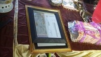 Ikut pula diserahkan seperangkat emas untuk mahar.