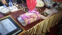 Mahar yang disetujui pun cukup mencengangkan. Di antaranya, uang panaik senilai Rp 200 juta, satu unit rumah serta sertifikat atas nama mempelai perempuan.