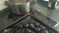 Kira-kira makanan apa ini? Seorang pengguna di situs Reddit, membagikan foto masakannya yang sudah hangus total. Kentang goreng dan mini burger, kini mirip seperti batu arang hitam. Foto: Istimewa