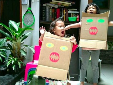 Lucunya Anak anak Ini Saat Pakai Kostum dari Kardus Lucunya Anak anak Ini Saat Pakai Kostum dari Kardus