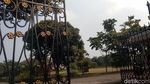 Penampakan Depan Rumah Keluarga Dipo Latief yang Sangat Luas