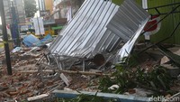 Terlihat material ruko berupa atap roboh.