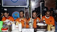 Empat orang tersangka dihadirkan dalam rilis di gedung BNN. Mereka dihadirkan dengan memakai baju tahanan BNN.