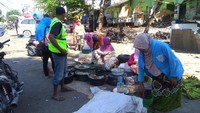 Para pedagang itu masih belum berani masuk ke kios-kios mereka di dalam pasar. Sebab, bangunan pasar tempat mereka mencari rezeki kini rusak parah akibat gempa. (Foto: Ahmad Bil Wahid/detikcom)