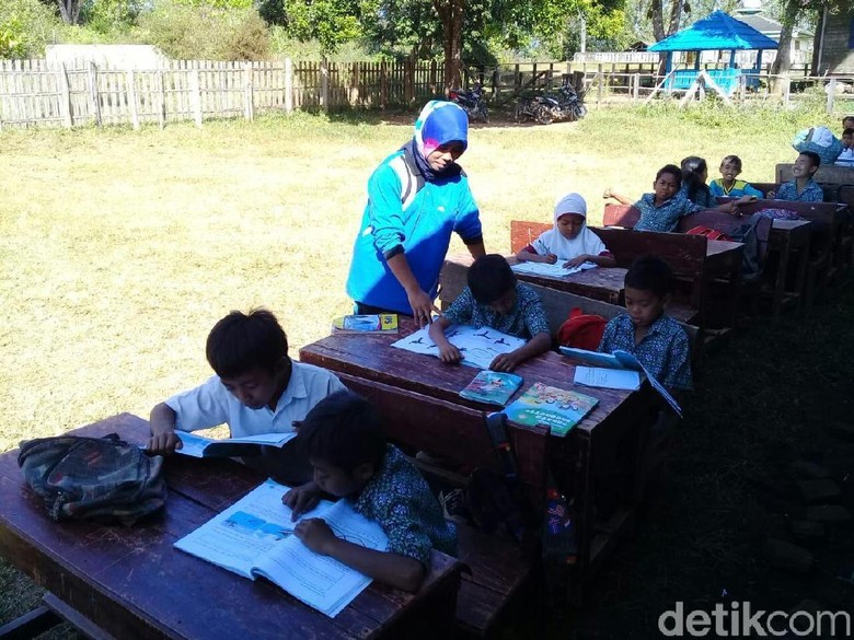Gedung Nyaris Roboh, Siswa di Tambora NTB Belajar di Halaman Gedung Nyaris Roboh, Siswa di Tambora NTB Belajar di Halaman