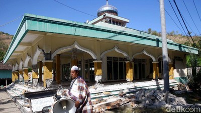 Masjid Rusak Akibat Gempa, Warga Siapkan Tempat untuk Salat