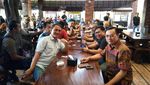 Begini Gaya Andi Arief Jenderal Kardus Saat Nikmati Kopi dan Makan Bareng