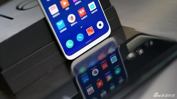 Bodi Meizu 16 pun dibuat tipis. Ketebalannya hanya 7,3 mm. Bobotnya sendiri sangat ringan, hanya 152 gram. Foto: Sina Mobile