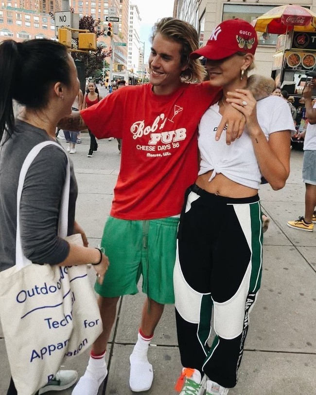 Justin memakainya hampir di setiap penampilannya. Biasanya sandal hotel hanya dipadukan santai dengan T-shirt dan celana pendek. Foto: Dok. Instagram/@haileybaldwincr
