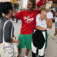 Justin memakainya hampir di setiap penampilannya. Biasanya sandal hotel hanya dipadukan santai dengan T-shirt dan celana pendek. Foto: Dok. Instagram/@haileybaldwincr