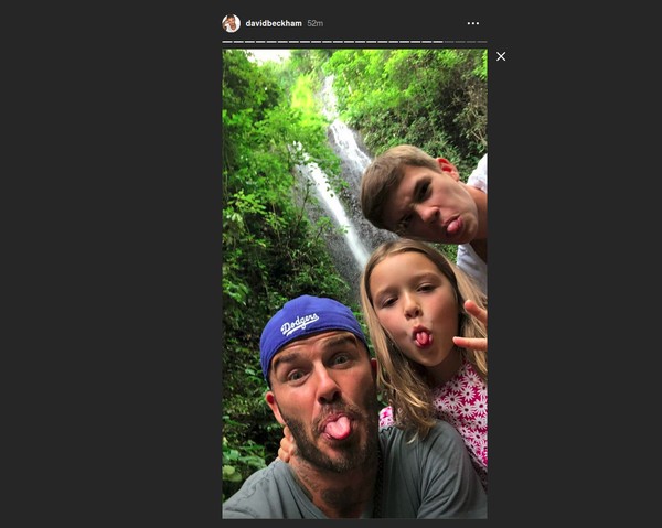 Foto: Momen kebersamaan David dan anak-anaknya juga ditunjukkan saat mereka main ke sebuah air terjun di Bali. Mereka tampak kompak berfoto dengan gaya melet. (David Beckham/Instagram) Foto: Momen kebersamaan David dan anak-anaknya juga ditunjukkan saat mereka main ke sebuah air terjun di Bali. Mereka tampak kompak berfoto dengan gaya melet. (David Beckham/Instagram)