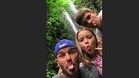 Foto: Momen kebersamaan David dan anak-anaknya juga ditunjukkan saat mereka main ke sebuah air terjun di Bali. Mereka tampak kompak berfoto dengan gaya melet. (David Beckham/Instagram)