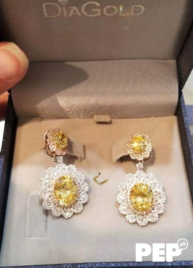 Perhiasan yang dipakai Kris Aquino di premier Crazy Rich Asians ini, seperti dikutip dari KCAP (Kris Cojuangco Aquino Productions), dihiasi berlian. Anting-antingnya terbuat dari batu safir kuning dan berlian. Foto: PEP.