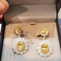 Perhiasan yang dipakai Kris Aquino di premier Crazy Rich Asians ini, seperti dikutip dari KCAP (Kris Cojuangco Aquino Productions), dihiasi berlian. Anting-antingnya terbuat dari batu safir kuning dan berlian. Foto: PEP.