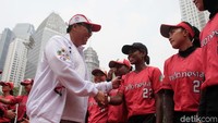 Imam Nahrawi langsung menyalami para atlet sofbol