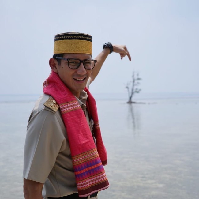 Jam tangan G-Shock ini sering kali melengkapi penampilan Sandiaga saat bertugas dengan seragam dinas coklatnya. (Foto: Instagram/@sandiuno)