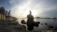 Sebagai ikon Kota Kopenhagen, patung ini disebut-sebut sebagai patung yang paling sering difoto di Denmark. Dalam setahun, diperkirakan ada 5 juta foto yang menampilkan patung Litte Mermaid. (Uyung/detikTravel)