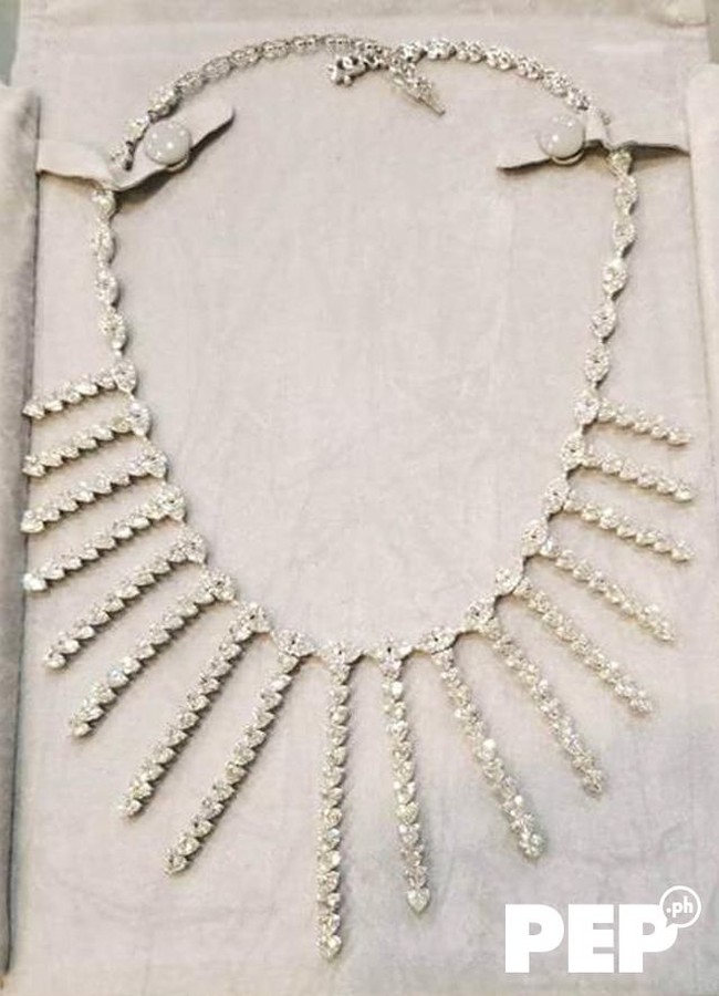 Sedangkan kalung yang dipakai Kris Aquino ini terinspirasi dari keindahan air terjun. Kalung tersebut dihiasi berlian yang berat totalnya 51,4 karat. Foto: PEP.