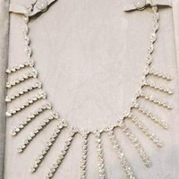 Sedangkan kalung yang dipakai Kris Aquino ini terinspirasi dari keindahan air terjun. Kalung tersebut dihiasi berlian yang berat totalnya 51,4 karat. Foto: PEP.