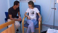 Kantor Kepresidenan Suriah merilis foto Asma sedang diinfus dan duduk bersama suaminya, Presiden Assad. Dari hati, kantor kepresidenan dan para staf mendoakan kesembuhan segera Nyonya Asma, demikian bunyi keterangan pada foto yang  dirilis kantor Kepresidenan Suriah. Foto: SANA/Handout via REUTERS