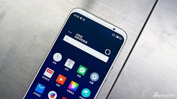 Mengusung layar Super AMOLED 6 inch dengan resolusi Full HD. Foto: Sina Mobile