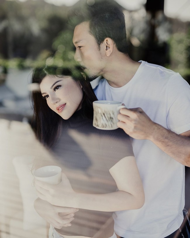 Selain prewedding outdoor, Dita Soedarjo dan Denny Sumargo juga melakukan sesi foto indoor. Keduanya berpose di restoran Bvlgari Resort Bali dengan busana casual. Denny berfoto sambil mencium dan memeluk Dita dari belakang, sungguh mesra. Foto: Instagram @matahatigraphy