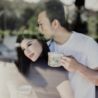 Selain prewedding outdoor, Dita Soedarjo dan Denny Sumargo juga melakukan sesi foto indoor. Keduanya berpose di restoran Bvlgari Resort Bali dengan busana casual. Denny berfoto sambil mencium dan memeluk Dita dari belakang, sungguh mesra. Foto: Instagram @matahatigraphy