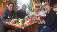 Akademisi berusia 61 tahun ini, memilih secangkir kopi hangat ketika sarapan di tengah dinginnya udara di Adelaide, Australia. Foto: Twitter @mohmahfudmd