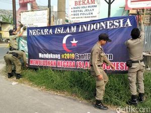 Satpol PP Copot Spanduk NII Dukung #2019GantiPresiden