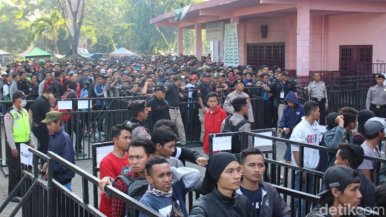 Demi Tiket Timnas U-16, Warga Nekat Antre Sejak Dini Hari Demi Tiket Timnas U-16, Warga Nekat Antre Sejak Dini Hari