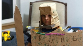 Anak kecil yang memakai kostum ini tidak luput dinamai Jendral Kardus. (Foto: Twitter @Infallibiliti)