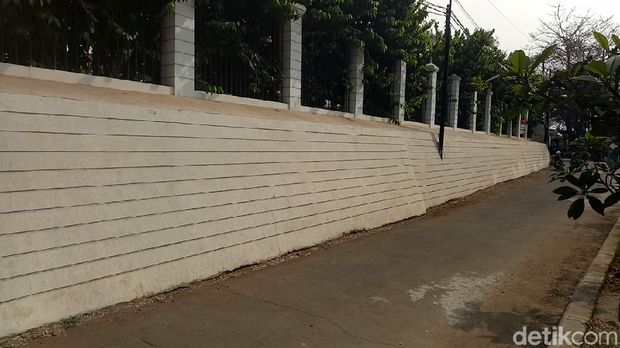 Dipo Latief dan 'Istana' Keluarganya yang Super Megah