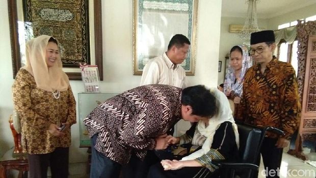 Ketum Golkar Temui Keluarga Gus Dur di Ciganjur