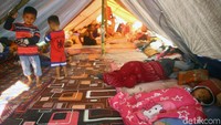 Warga tertidur di tenda darurat.