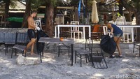Ada juga yang memunguti sampah.