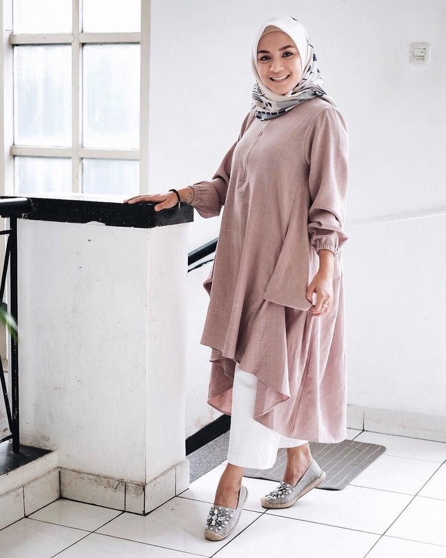 Selain menjadi ibu rumah tangga, Enno Lerian juga masih aktif menjadi penyiar di salah satu radio di Jakarta. Ia pun merilis bisnis hijab bernama Luma Scarf. Foto: Enno Lerian