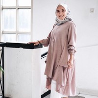 Selain menjadi ibu rumah tangga, Enno Lerian juga masih aktif menjadi penyiar di salah satu radio di Jakarta. Ia pun merilis bisnis hijab bernama Luma Scarf. Foto: Enno Lerian