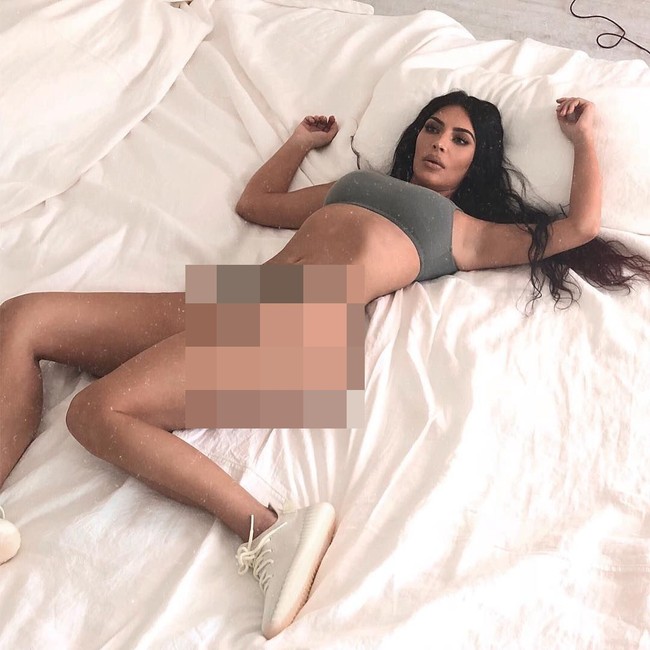 Like butter begitu Kim Kardashian menamakan foto terbaringnya yang canggung itu. Ia sekaigus memamerkan sneakers Yeezy seri Butter 350. Foto: Instagram/Kim Kardashian