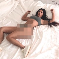 Like butter begitu Kim Kardashian menamakan foto terbaringnya yang canggung itu. Ia sekaigus memamerkan sneakers Yeezy seri Butter 350. Foto: Instagram/Kim Kardashian