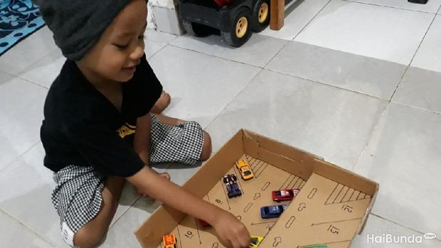 Memanfaatkan Kardus Bekas  untuk Mainan  Anak