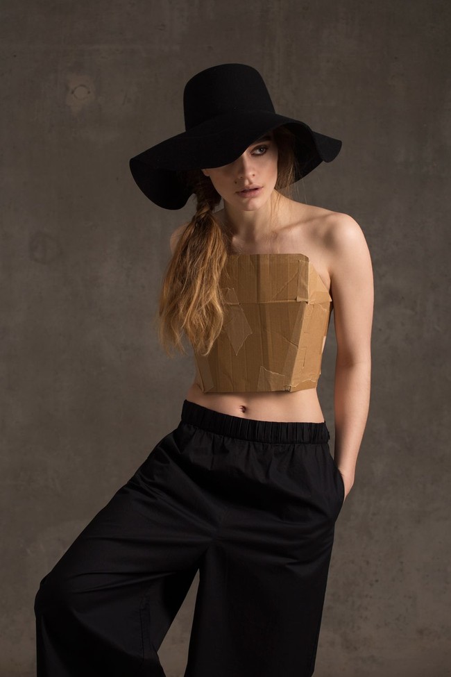 Dalam situs pribadinya, Marisa Lia menyatakan bahwa imajinasi dan ilusi selalu lebih kuat dan besar efeknya ketimbang realitas yang cenderung membosankan. Membuat pakaian dari kardus, adalah salah satu imajinasi liar yang ia jadikan kenyataan. Foto: Dok. Marisa Lia