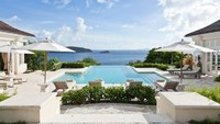Dilansir dari Forbes, Les Jolies Eaux, merupakan villa mewah yang berada perairan Pulau Mustique. Biaya menginap di tempat tersembunyi nan mewah ini per minggunya 54 ribu Dolar (Rp 779 juta) saat hight season. Sedangkan di momen biasa perminggunya dimulai dari 20.500 Dolar (Rp 296 juta). (Les Jolies Eaux)
