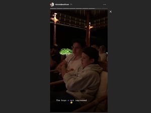 Ekspresi Takut Putra Victoria Beckham Saksikan Tari Kecak