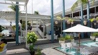 Kafe ini dipenuhi dengan aksen putih yang cantik, cocok untuk bersantai (Shinta/detikTravel)