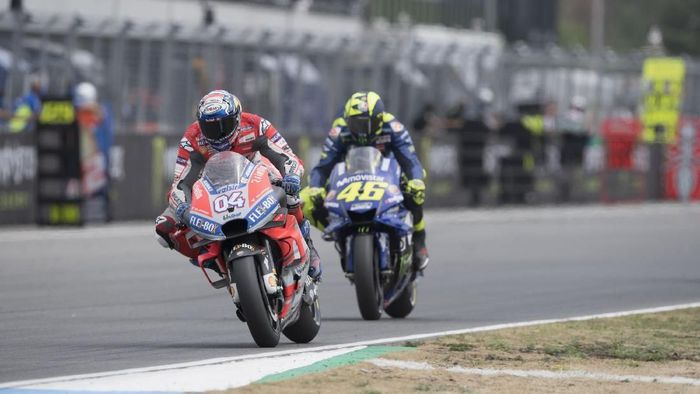 Valentino Rossi (46) tertinggal dari Andrea Dovizioso (04) di MotoGP Republik Ceko akhir pekan lalu. (Foto: Mirco Lazzari gp/Getty Images) Valentino Rossi (46) tertinggal dari Andrea Dovizioso (04) di MotoGP Republik Ceko akhir pekan lalu. (Foto: Mirco Lazzari gp/Getty Images)
