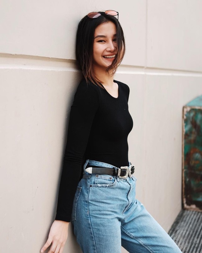 Gaya memesona Chienna saat tampil kasual dengan jeans. Foto: Instagram @chiefilomeno
