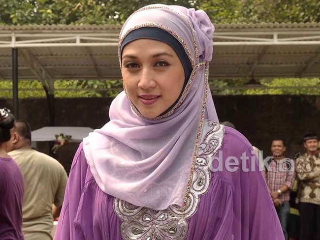 Dina Lorenza jadi salah satu deretan artis berhijab sejak delapan tahun lalu. Gaya hijabnya pun mengalami transformasi. Ia sempat mengikuti tren hijab di tahun 2010 dan memutuskan untuk berhijab syari. Foto: Istimewa